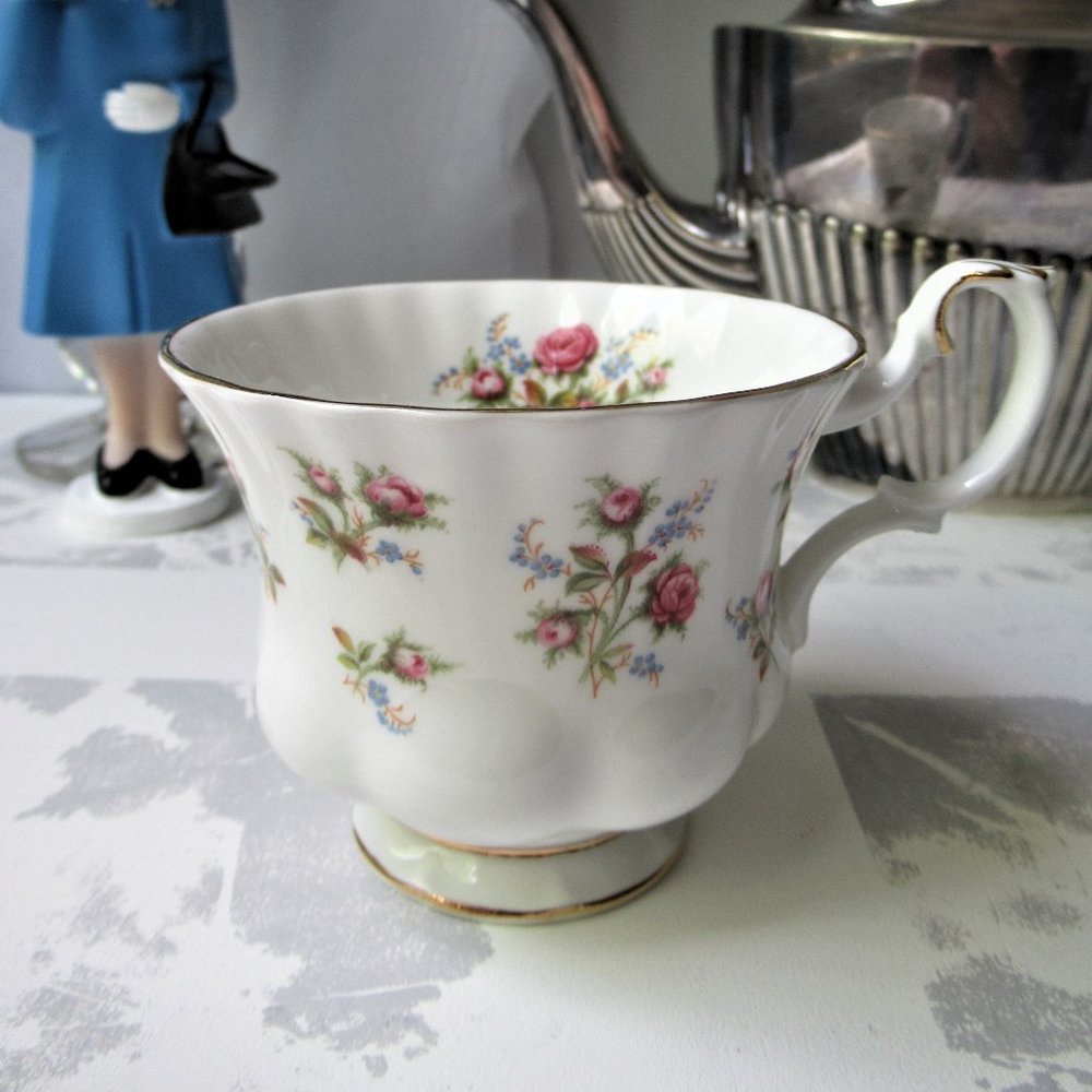 Bone China Mug Winsome by Royal Albert, England 1975-1997
